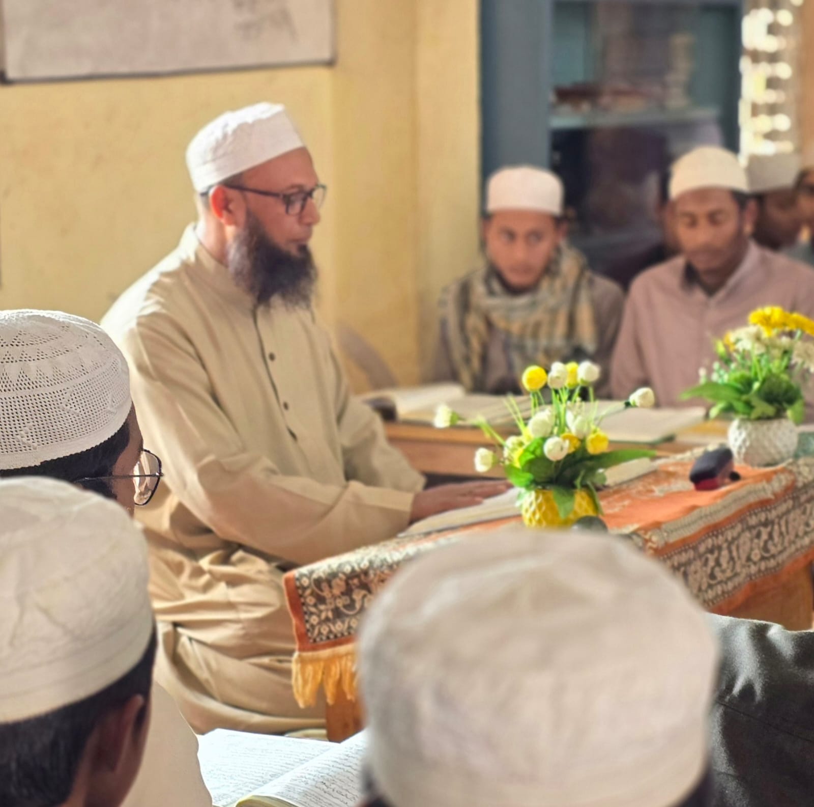 আমার জন্য এটি অত্যন্ত আনন্দের মুহূর্ত যে, আমি আপনাদের সামনে আলোচনা করার সুযোগ পাচ্ছি। আমার এ আনন্দ আরো বৃদ্ধি পেয়েছে যখন জেনেছি যে, এখানে যারা উপস্থিত আছেন তারা নিজেদের ব্যবসাকে শরীয়তের আদলে গড়ে তোলার চিন্তা ও সংকল্প নিয়ে উপস্থিত হয়েছেন।

আজকাল সভা-সম্মেলন তো অনেক হয়। বক্তৃতা-বিবৃতিও হয় প্রচুর। কিন্তু সেই সভা, সম্মেলন, বক্তৃতা ও বয়ান আমাদের বাস্তব জীবনে কোনো বড় পরিবর্তন সাধন করে না। এর এক কারণ, সেগুলো ‘বসলাম, বললাম এবং চলে গেলাম’ এই গতানুগতিকতার মধ্যে সীমাবদ্ধ থেকে যায়।