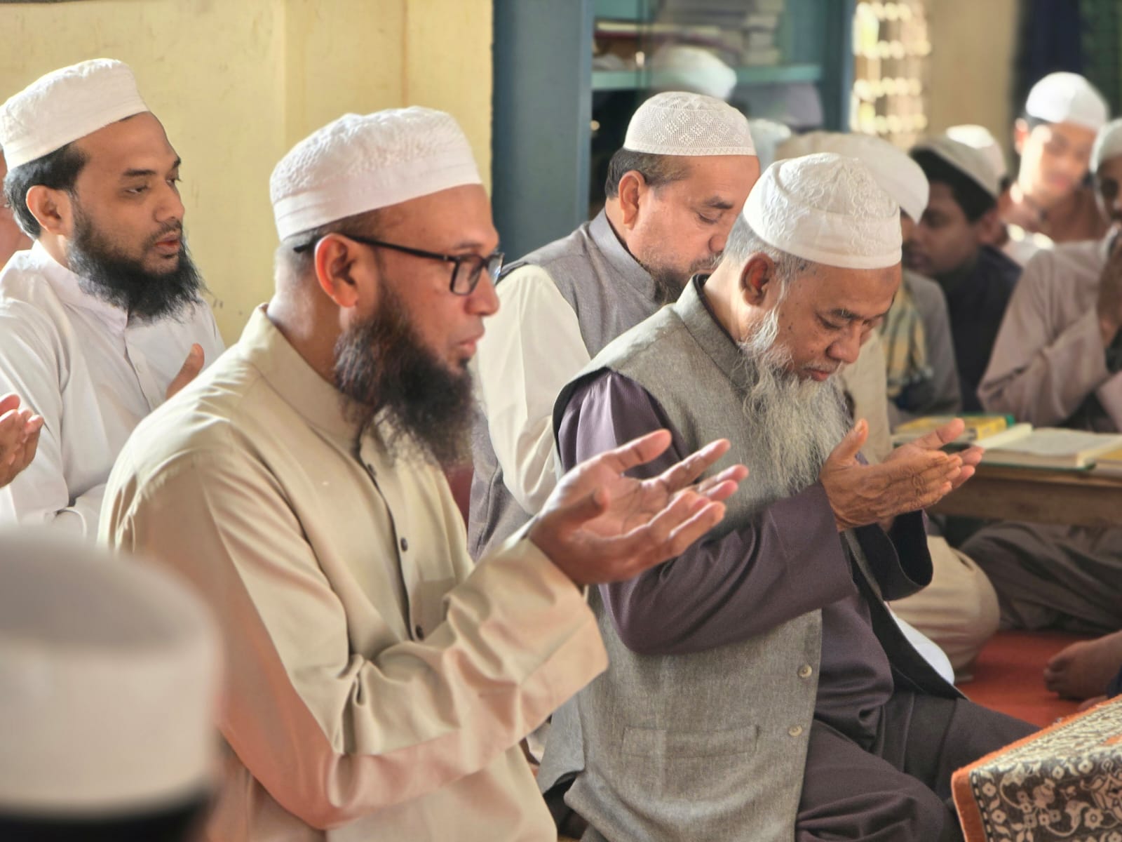 সকলের কল্যাণ কামনায় দোয়ায়রত জামিয়ার আসাতিজায়ে কেরাম ও ছাত্রগণ